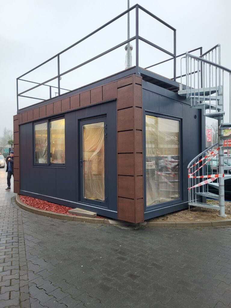 Kontener Gastronomiczny z tarasem na dachu Producent Kontenerów Gastronomicznych PiK Pawilony Kontenery